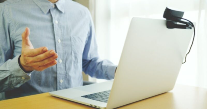 オンラインで無料相談を受けている様子