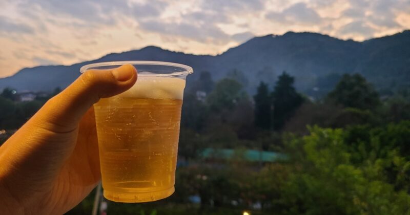 山の頂上で乾杯する様子