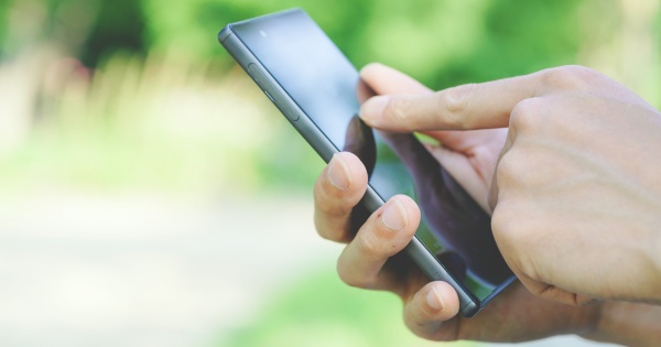 スマートフォンを快適に操作する人物